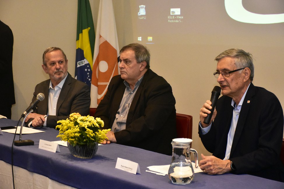 O Secretário Executivo do MCTI, Sergio Freitas de Almeida (esquerda), o Ministro de Ciência, Tecnologia e Inovações (MCTI), Paulo Alvim (centro) e o Presidente da CNEN, Paulo Pertusi (direita). (Foto: Douglas Troufa/CNEN)