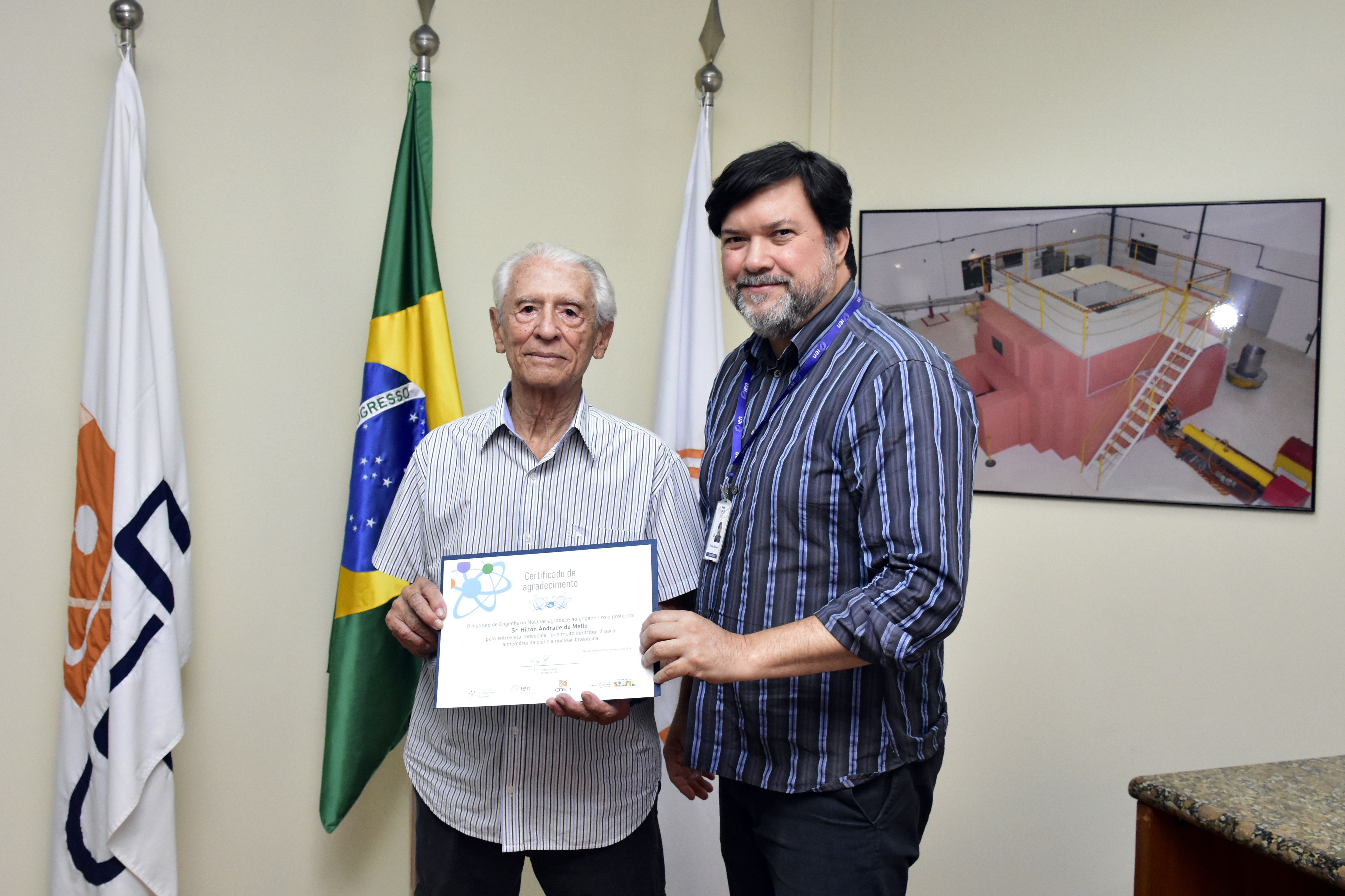 Ex- diretor do IEN recebe do atual diretor, Fábio Staude, certificado pela contribuição histórica ao Instituto(Foto: Claudio Braz/CNEN)