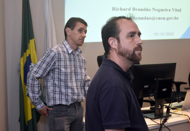 Os servidores da CGRC que ministraram o curso: Richard Brandão (esq) e Luiz Mendonça (dir) (Foto: Douglas Troufa/CNEN)