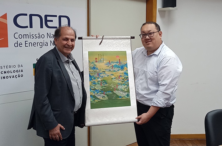 Presidente Rondinelli recebe de presente pergaminho com pintura tradicional da China contendo todas as usinas nucleares daquele país. (Foto: Fabio Staude/CNEN)