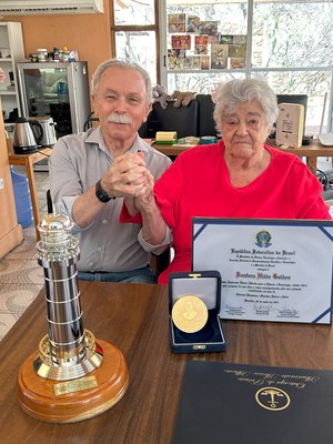 Presidente do CNPq, Ricardo Galvão, entrega diploma e medalha do Prêmio Álvaro Alberto a Niède Guidon