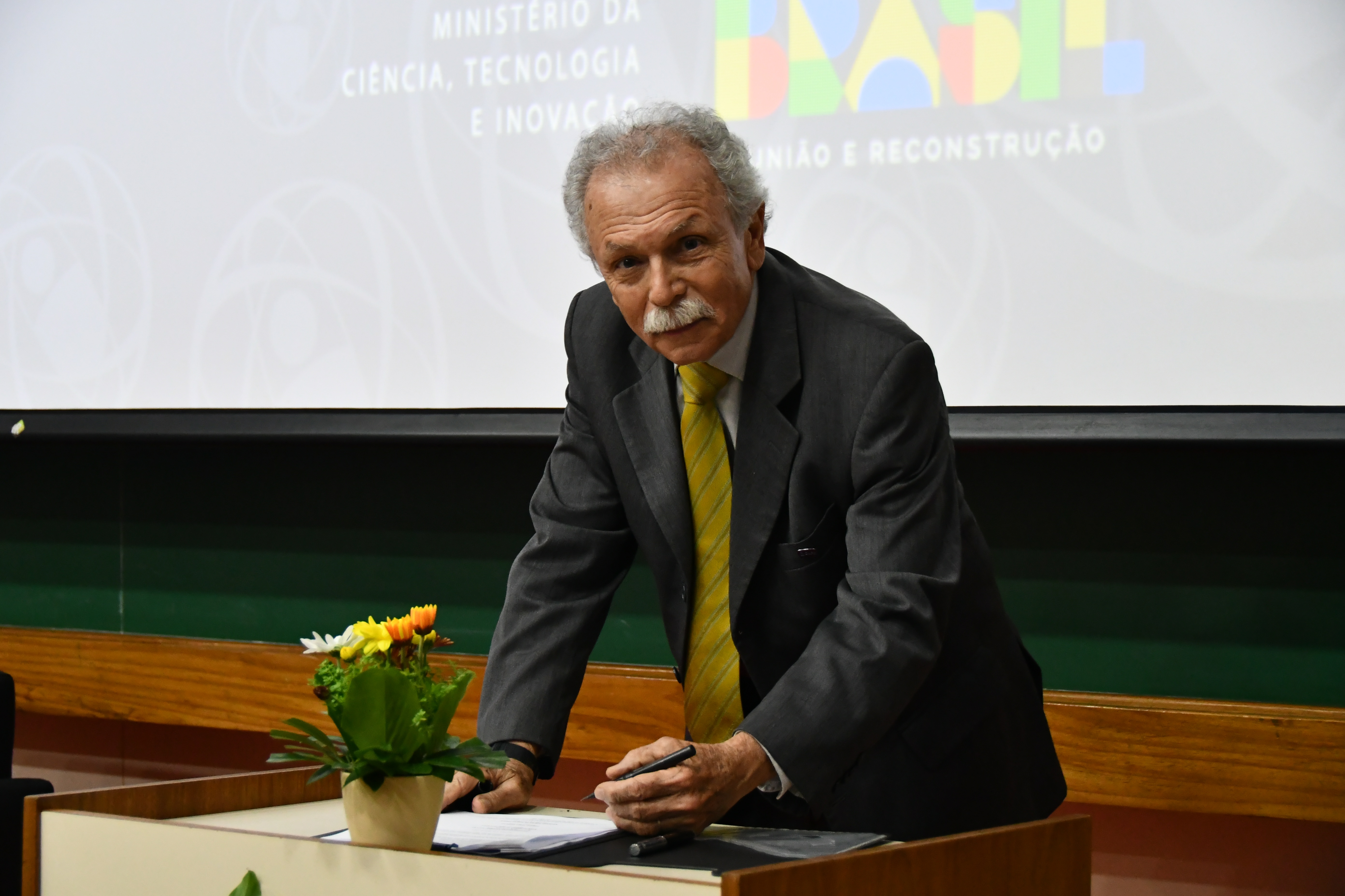 Ricardo Galvão, presidente do CNPq, assinando o acordo de cooperação técnico-científica. Foto: Núcleo de Comunicação do CBPF