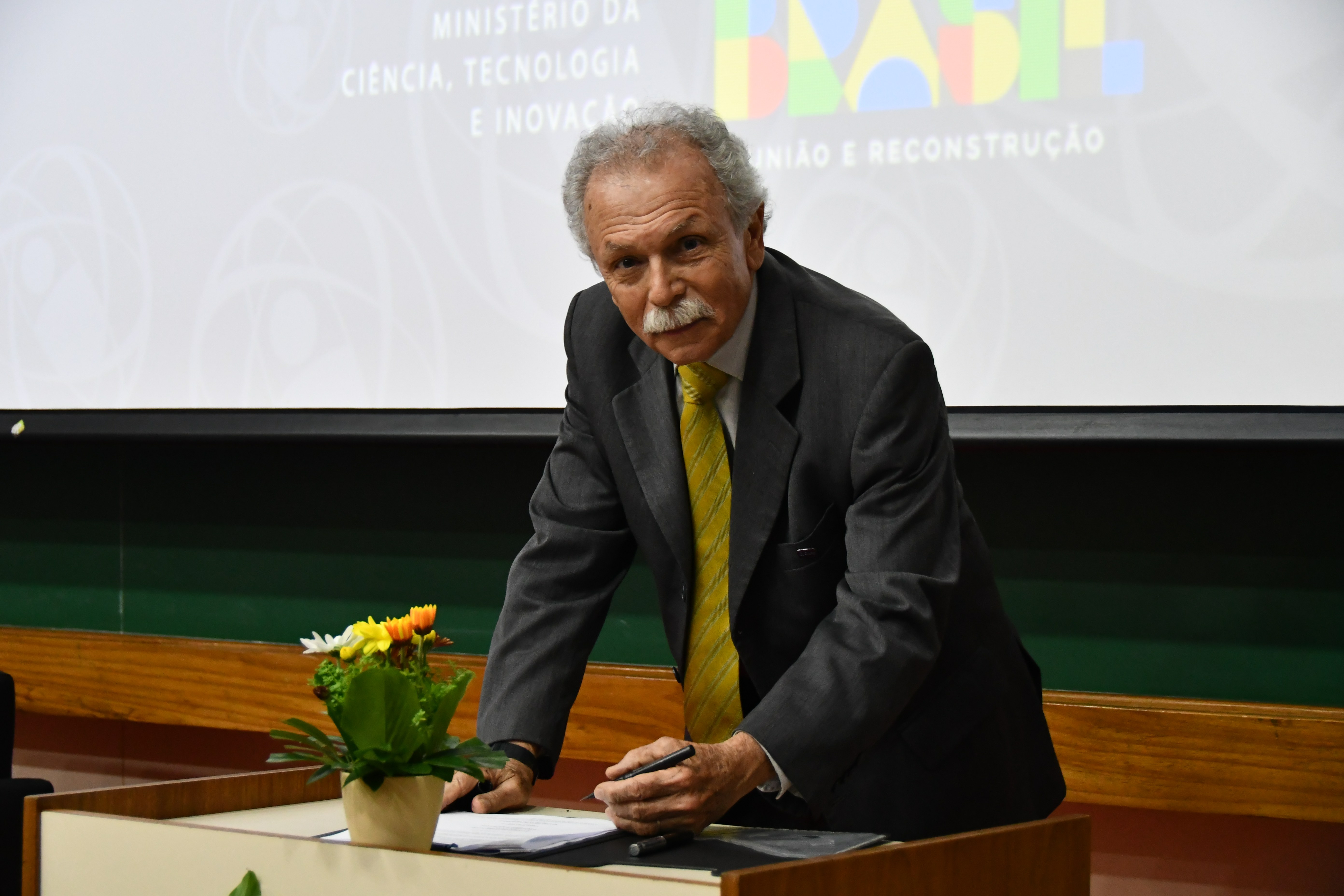 Ricardo Galvão, presidente do CNPq, assinando o acordo de cooperação técnico-científica. Foto: Núcleo de Comunicação do CBPF