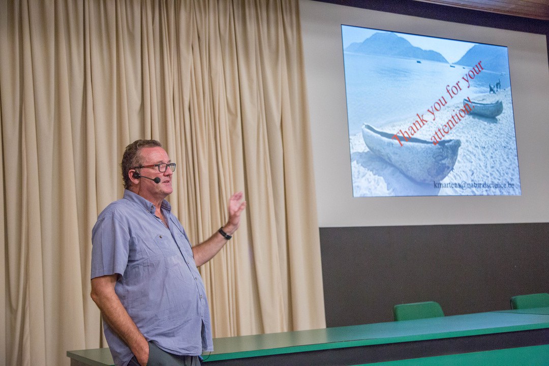 O professor belga Koen Martens, durante a palestra sobre Darwin, na UEM - (Foto/Celso Ikedo)