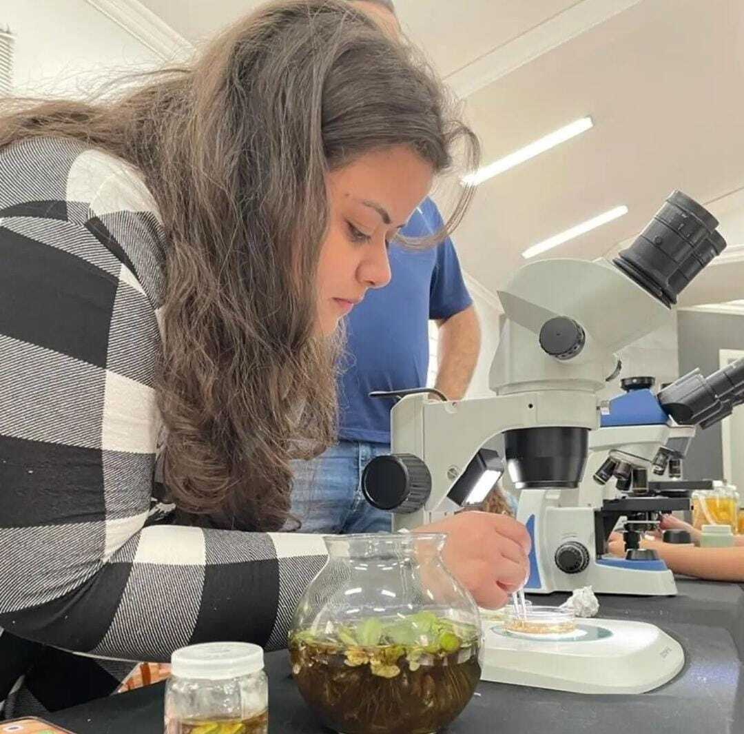 A pós-graduanda Nadiny de Almeida ajudou a descrever várias espécies de ostrácodes durante a participação no Sisbiota (Foto/Arquivo Pessoal)