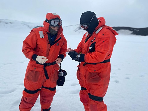 Cesar Amaral e Antonio Carlos de Freitas: cientistas participam de projeto que prevê a instalação de detectores de radiação ambiental, que farão parte de rede mundial, enviando dados de forma remota (Foto: Divulgação)