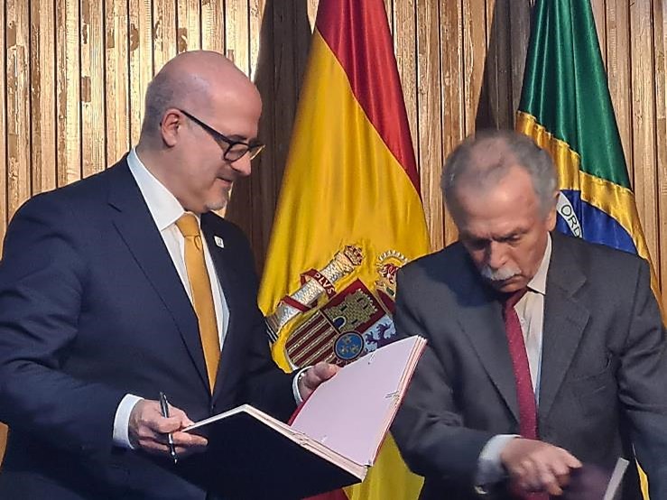 Assinatura do Memorando de Entendimento entre o CNPq e a AEI. Signatários: o Presidente do CNPq, Prof. Ricardo Galvão, e o Diretor Geral da AEI, Domènec Espriu Climent.