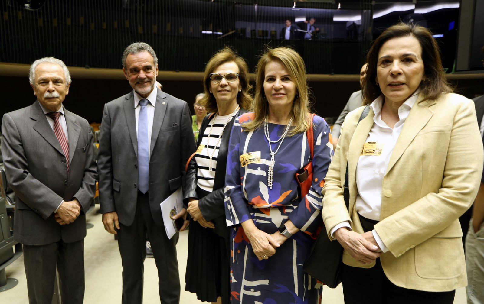 O presidente Ricardo Galvão, o deputado Daniel Almeida e as três filhas de César Lattes, Maria Tereza, Maria Lúcia e Maria Cristina.(Foto: Marcelo Gondim/CNPq