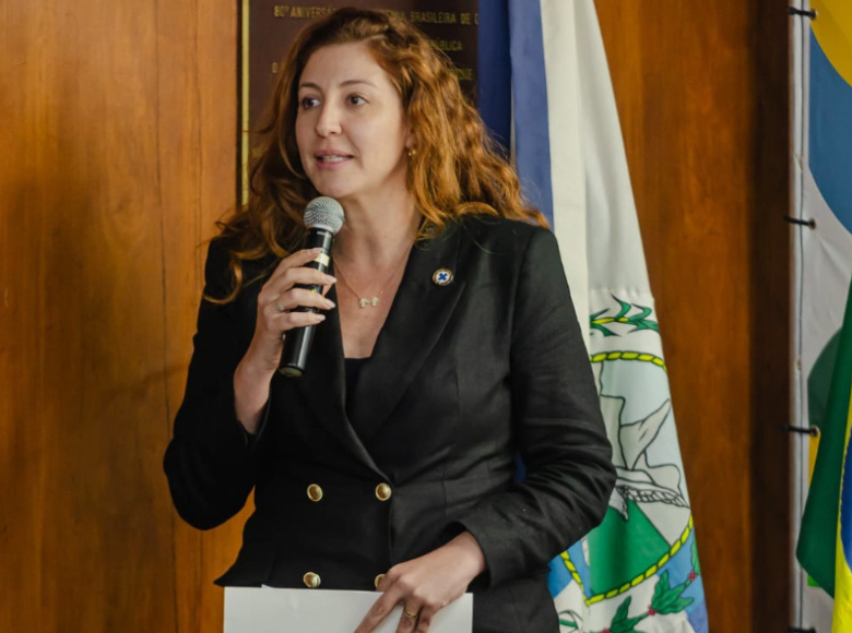 Docente da Universidade Federal de Pernambuco e ex-diretora do Departamento de Ciência e Tecnologia do Ministério da Saúde, Felts tem a chancela da ministra Luciana Santos.