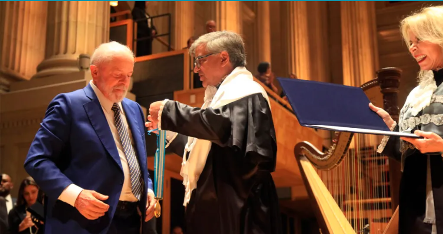 O presidente Luiz Inácio Lula da Silva recebeu a homenagem em nome do Governo Federal Foto: Cecília Bastos/USP Imagens