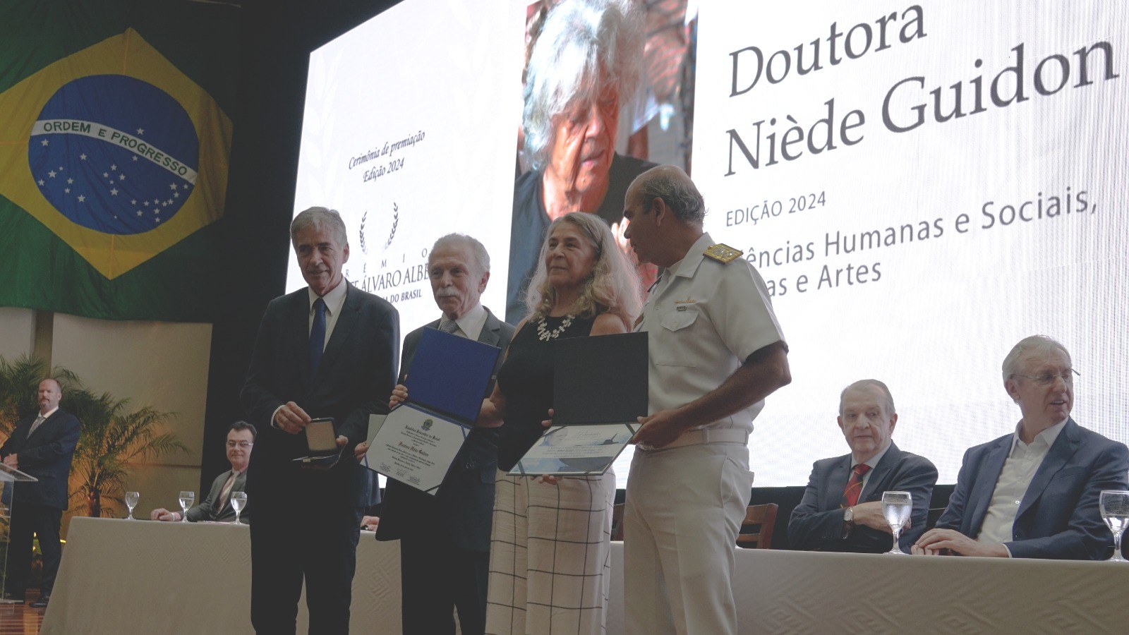 Marcia Chame recebeu o prêmio em nome da vencedora Niéde Guidón – Foto: Rafael Leitel