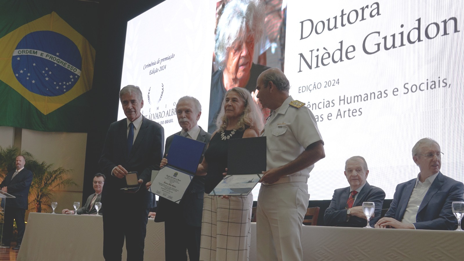  Marcia Chame recebeu o prêmio em nome da vencedora Niéde Guidón – Foto: Rafael Leitel