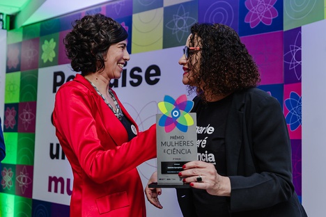 A agraciada Gabriela Lotta recebe premiação da ministra Luciana Santos. (Foto: Luara Baggi/ Ascom MCTI)