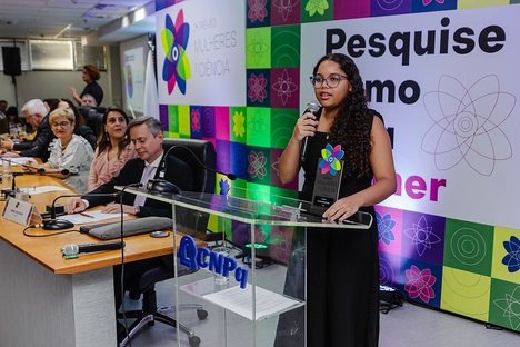 A premiada Lara Dourado Borges, estudante do Ensino Médio do Instituto Federal de Educação, Ciência e Tecnologia do Espírito Santo (Foto: Luara Baggi / Ascom MCTI)