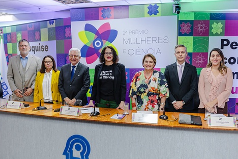 Mesa de honra do evento, integrada pelas ministras do MCTI e MM; presidentes de Capes e CNpq; e representantes do British Council e CAF. (Foto: Luara Baggi / Ascom MCTI)