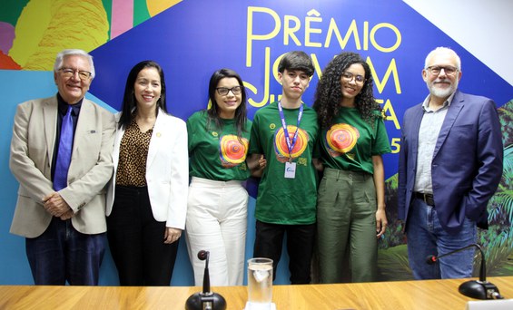 Da esquerda para a direita: o professor Olival Freire Jr (CNPq), Monique Gonçalves (Shell), os jovens cientistas Elizângela, Raul, Manuelle e João Alegria (Fundação Roberto Marinho). Foto: Marcelo Gondim / CNPq.