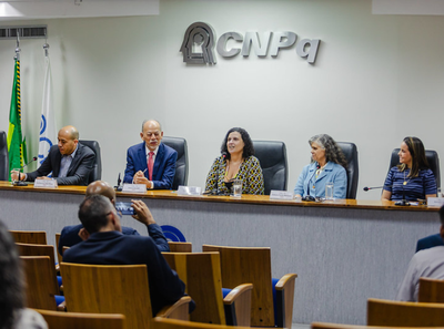 Mesa Como Construir e Executar Políticas Públicas de Popularização e Divulgação Científica?, realizada no auditório do CNPq.