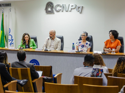 Mesa A História da Divulgação Científica no Brasil: 45 anos do Prêmio José Reis, realizada no auditório do CNPq.