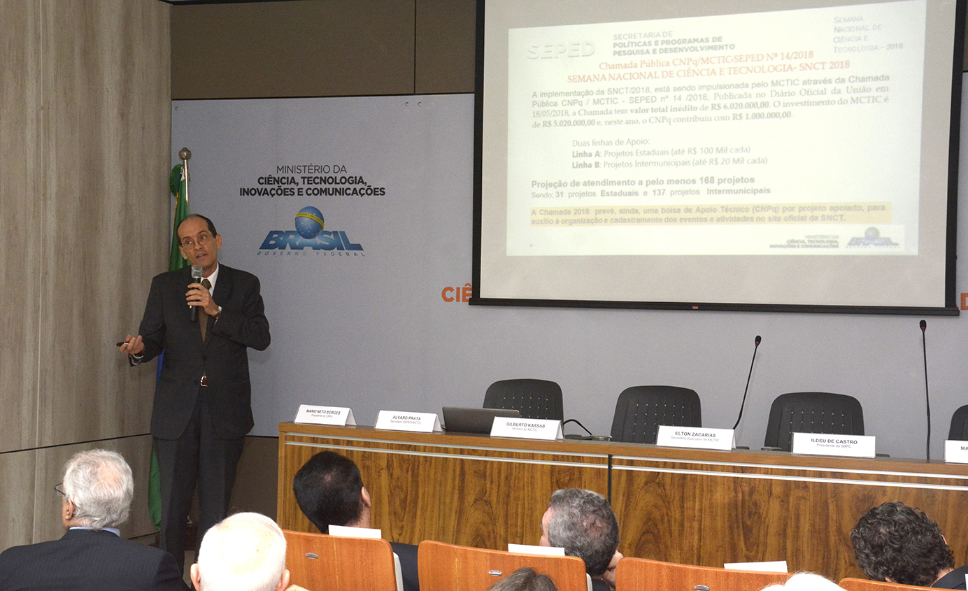 Alvaro Prata, discursando (3).jpg