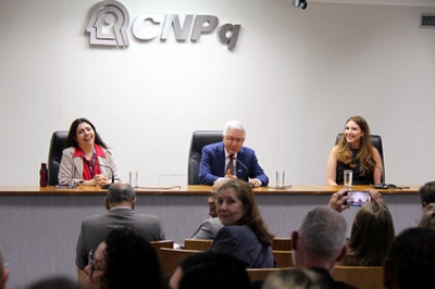 96. Mesa de Apresentação
