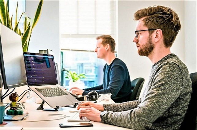Dois jovens no computador.jpg