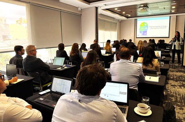 Outro destaque foi o uso de inteligência artificial na supervisão, para aumentar a eficiência dos processos, sem substituir o julgamento técnico dos supervisores. Participantes realizaram a atividade prática de construção de matriz de risco com apoio de IA