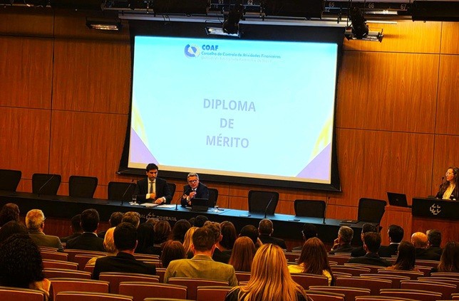 Na abertura do evento, Gabriel Galípolo ressaltou a relevância do Coaf para a integridade, a estabilidade e a segurança do sistema financeiro nacional, destacando a qualificação técnica de seus profissionais e a importância do trabalho desempenhado pelo órgão para o fortalecimento das instituições. 