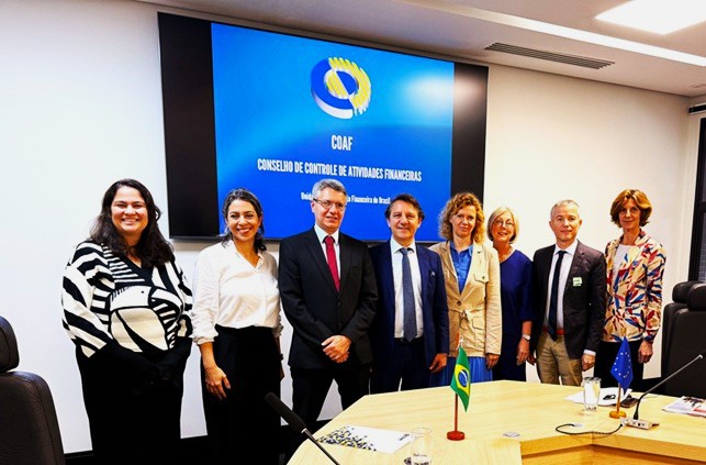Encontro entre o presidente do Coaf, Ricardo Saadi (3º à Esq.), e demais representantes do Conselho, com integrantes da delegação europeia, totalizando um grupo de 19 participantes.