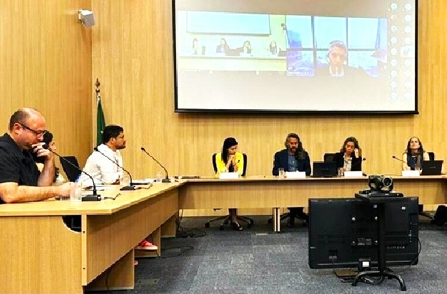 Pessoas reunidas em torno de uma mesa.