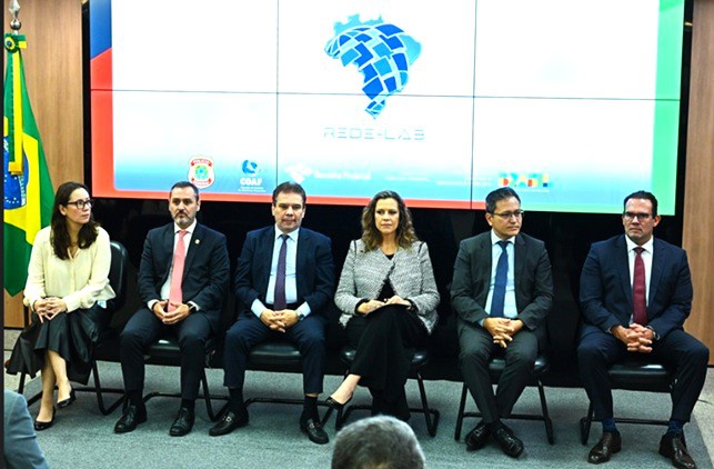 A presidente substituta do Coaf, Carolina Yumi (E); o diretor-geral da PF, Andrei Rodrigues; o ministro da Justiça, Wellington Silva; a secretária Nacional de Justiça, Maria Rosa Guimarães; o secretário especial da Receita, Robinson Barreirinhas; e o procurador regional da República, representante do MPF, Lauro Pinto Cardoso Neto.