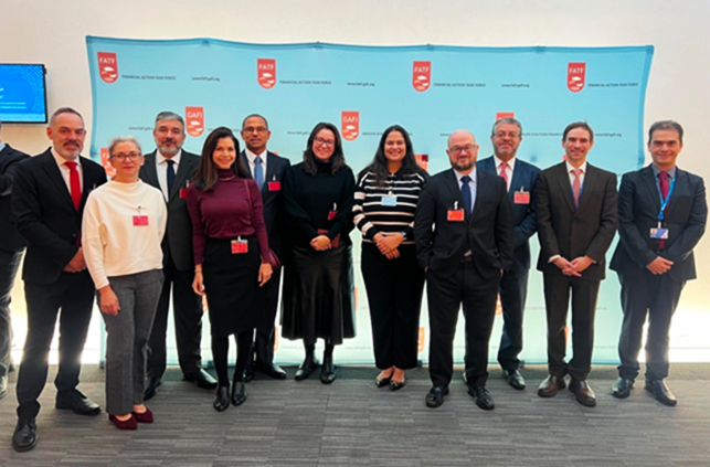 Martelo de madeira usado em julgamentos repousa sobre almofada de madeira