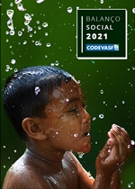 Capa do documento “Balanço Social 2021” da Codevasf, com o título em um quadro azul sobre imagem de uma criança brincando com água.