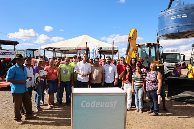 Moradores acompanham entrega de máquinas e equipamentos em assentamento rural.