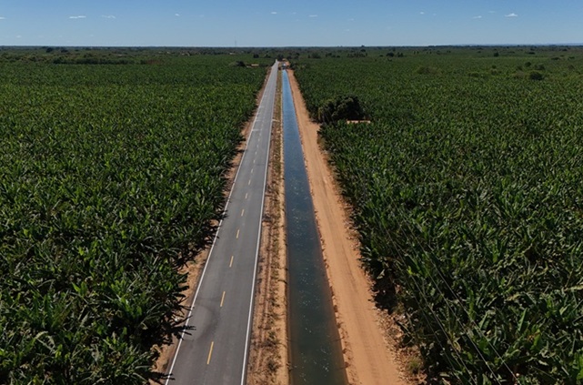Canal de irrigação corta área de produção agrícola no Projeto Formoso, na Bahia.