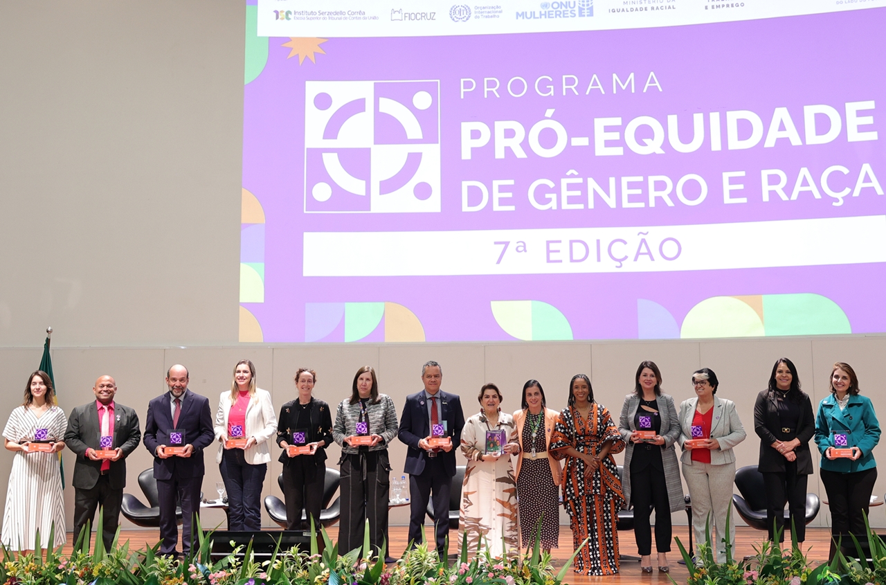 Autoridades e representantes exibem troféus em palco de cerimônia em Brasília