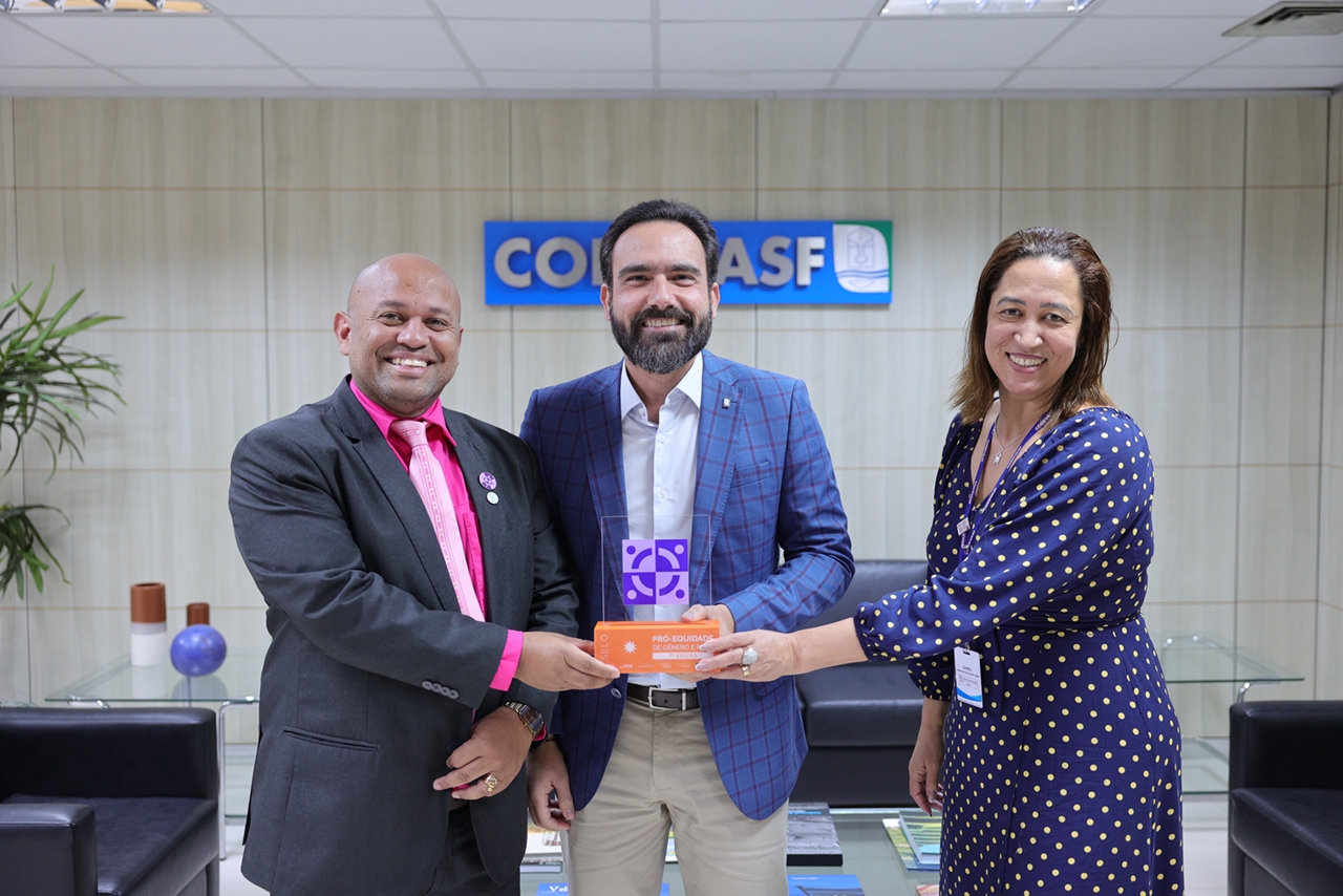 Três pessoas seguram troféu do Selo Pró-Equidade em sala da Codevasf