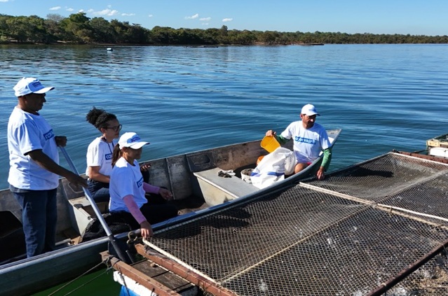 Equipe acompanha atividade de aquicultura em tanques-rede no Lago de Palmas.