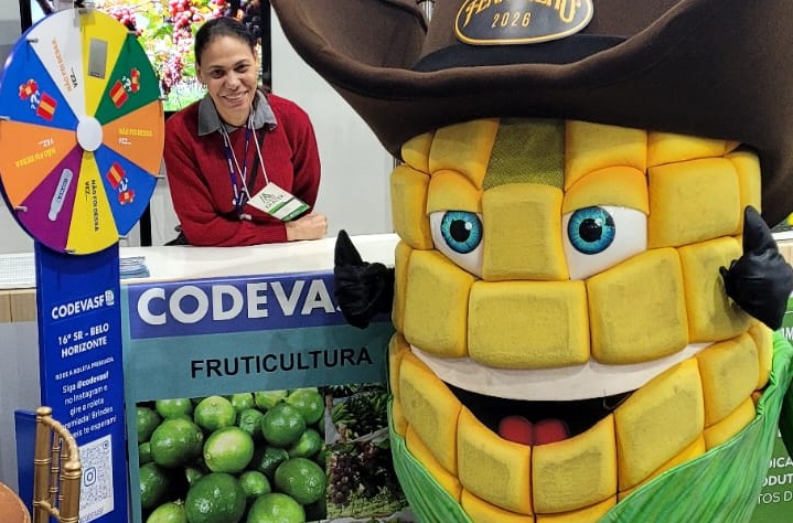 Mascote de milho com chapéu em frente ao estande da Codevasf na Fenamilho 2026