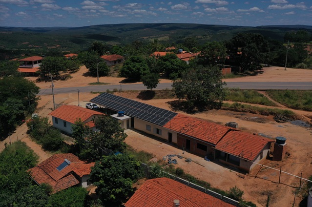 Painéis solares instalados em comunidade rural ampliam acesso à energia limpa em Minas Gerais.