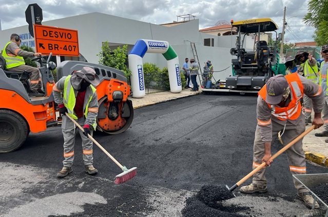 Trabalhadores executam obras de pavimentação em via urbana de Juazeiro.