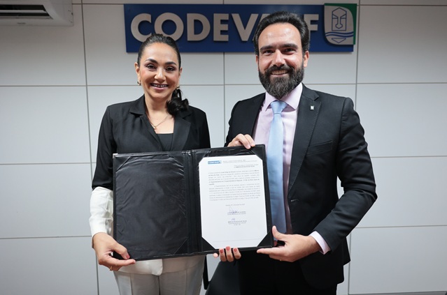 Lucas Oliveira e Márcia Teles exibem documento durante cerimônia de posse na Codevasf.