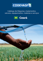 Catálogo Codevasf Ceará com irrigação manual em plantação.