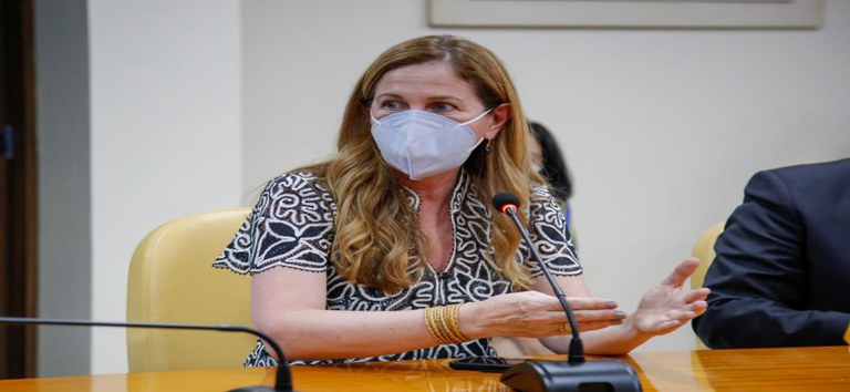 Maria Almíron da Opas.jpg