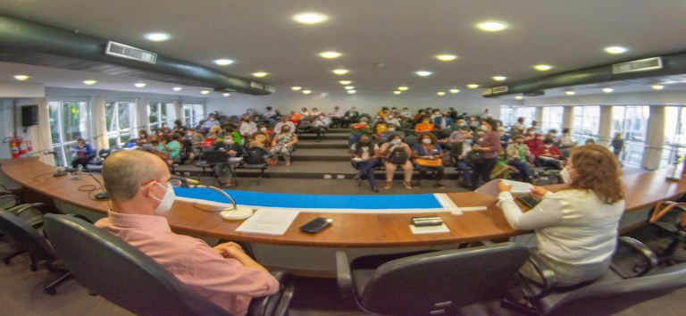 “Quem define o fim da pandemia não é o Ministério da Saúde e nenhum país, mas a OMS”, diz pesquisador em reunião do CNS