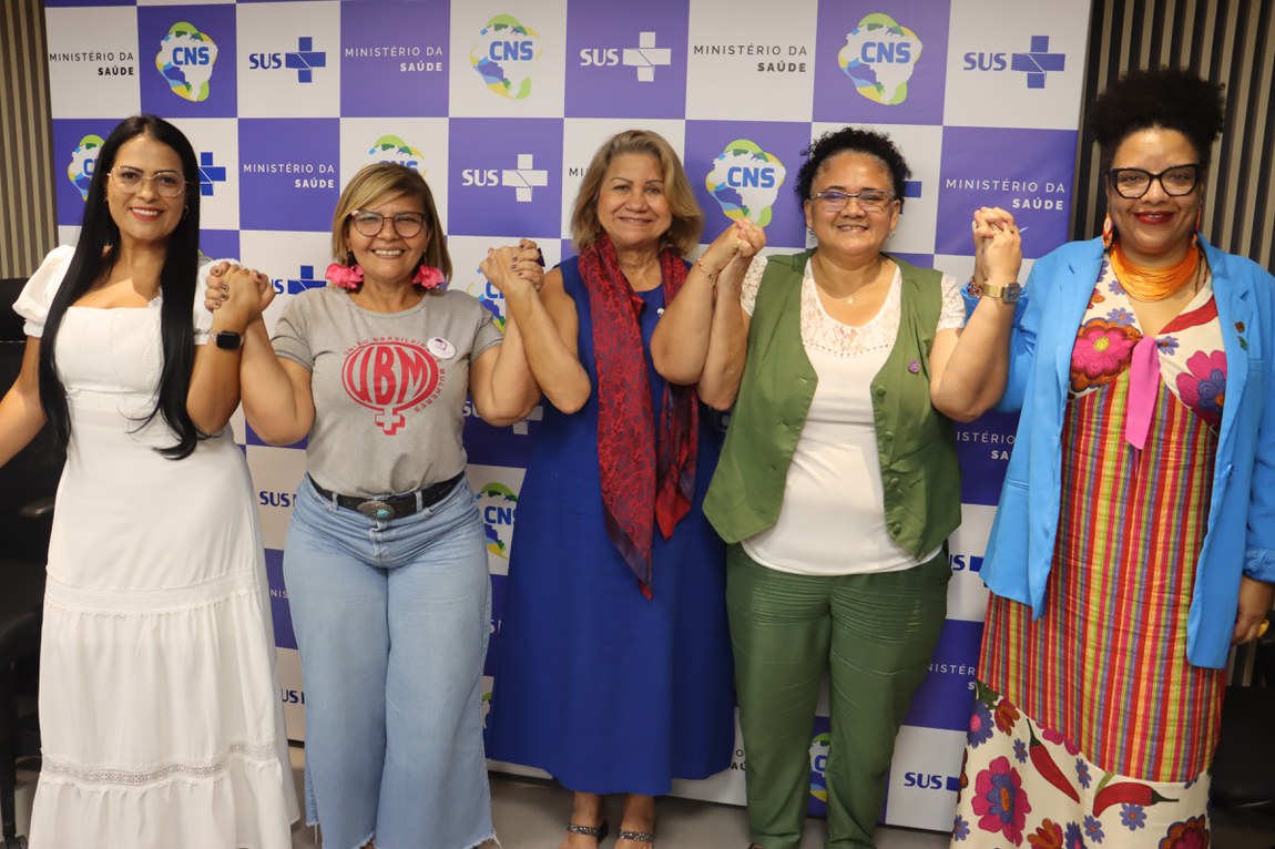Mulheres integram a mesa sobre Saúde da Mulher promovida pelo CNS