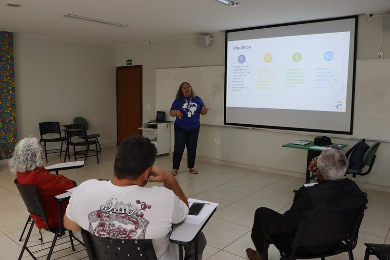 Cris Cirino da ascom/CNS na condução da Oficina no DF e municípios próximos