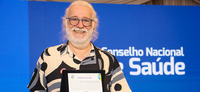 CNS homenageia médico sanitarista Emerson Merhy