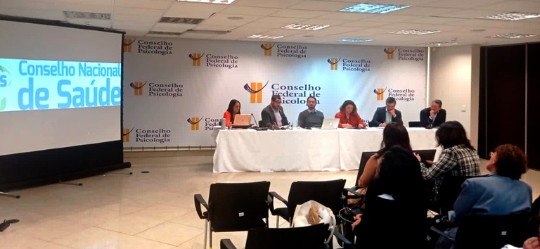 Comissão técnica do CNS debate expansão de centros de terapia assistida no SUS