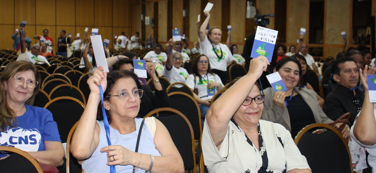 Participantes do Encontro Estadual de Saúde do Pará votam moção em apoio à Presidenta do CNS, Fernanda Magano. Foto: Hugo Aurélio Rocha (Ascom/CNS)