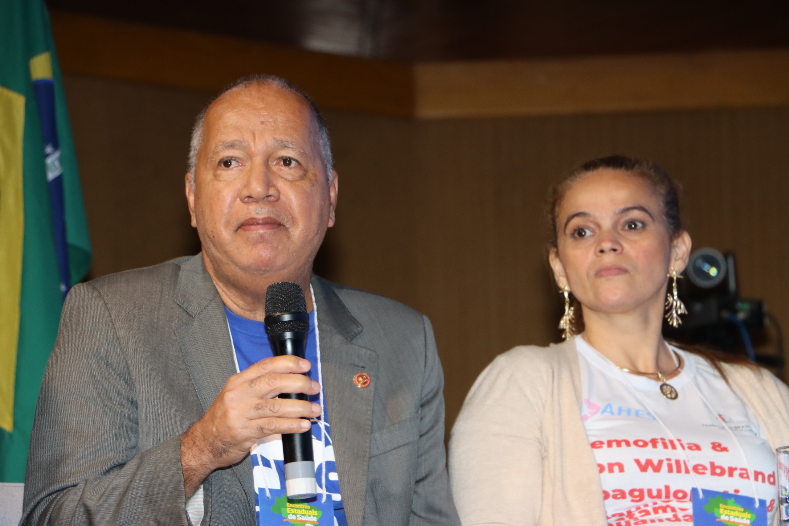 Conselheiro nacional de saúde, Anselmo Dantas, e conselheira estadual de saúde, Roziani Pereira em mesa dialogada com a plenária (Foto: Ascom/CNS)